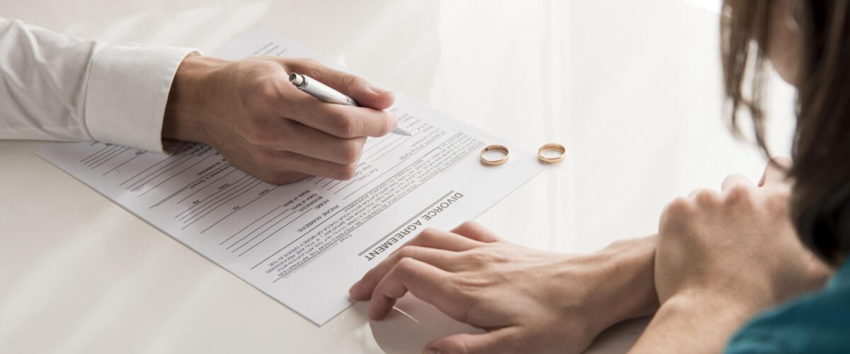 close-up-couple-divorcing