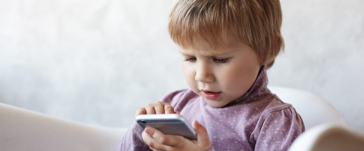 kid-is-sitting-living-room